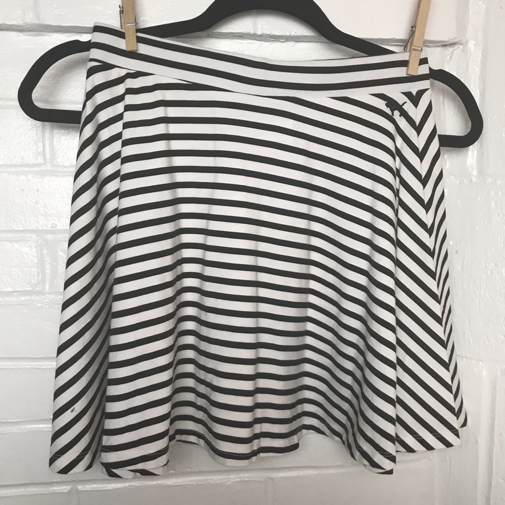 {VS Pink} white & Black stripped Skirt
